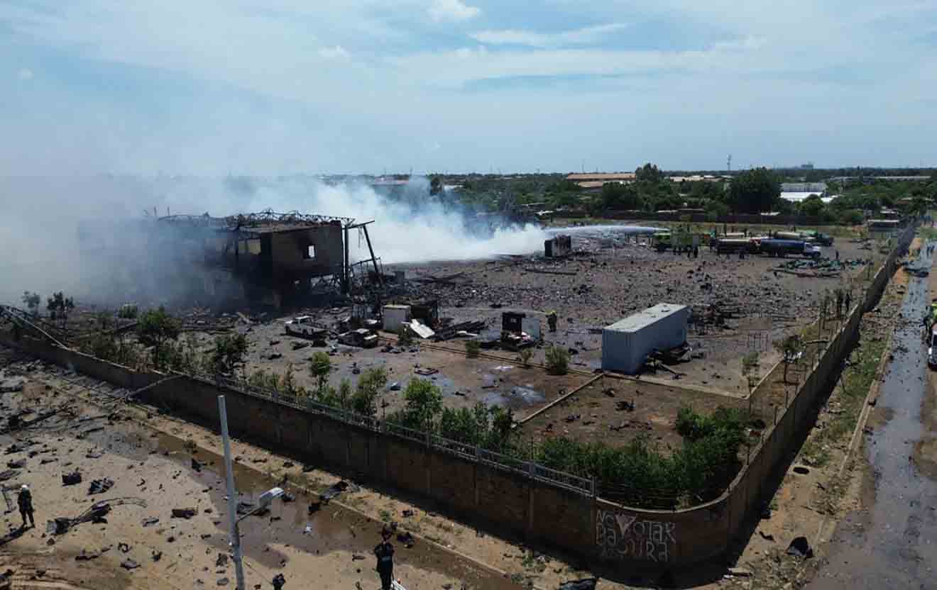 Funcionarios del SNGR controlaron fuerte incendio que arrasó con fábrica de fuegos artificiales