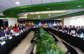 CELAC convoca reunión de urgencia ante despliegue militar de EEUU en el Caribe