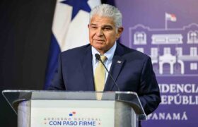 Presidente panameño niega paso expedito por Canal a buques de EE.UU.