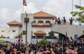 El primer ministro de Nepal dimite en medio de los disturbios