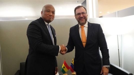 Yvan-Gil-y-Samuel-Okudzeto-Ablakwa-Ministro-de-Asuntos-Exteriores-de-Ghana-4-750x375