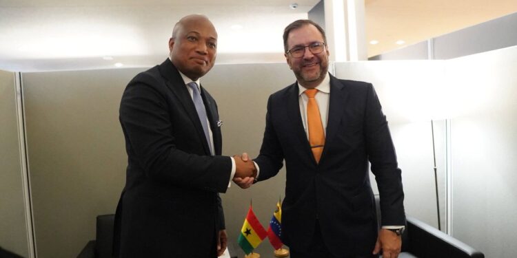 Yvan-Gil-y-Samuel-Okudzeto-Ablakwa-Ministro-de-Asuntos-Exteriores-de-Ghana-4-750x375
