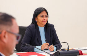 Delcy Rodríguez exige fe de vida del presidente Maduro y la primera dama, Cilia Flores