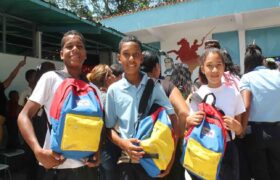 Gobierno alista distribución de más de un millón de uniformes escolares