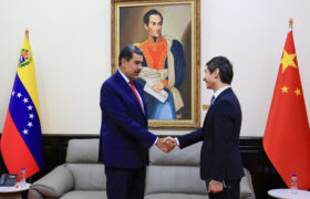 Presidente Maduro se reúne en el Palacio de Miraflores con embajador de China Lan Hu
