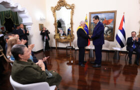 Presidente Maduro condecora a embajador Dagoberto Rodríguez por su destacada labor