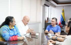 Maestro del ajedrez dicta cátedra en el país