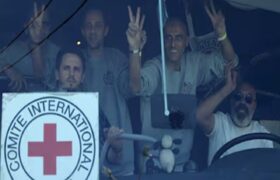 Comienzan a llegar a Gaza autobuses con prisioneros palestinos y Hamás entrega primeros rehenes israelíes a la Cruz Roja