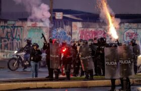 Policía reprime brutalmente y persigue a estudiantes en Universidad Central de Ecuador