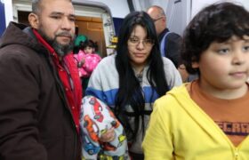 Nueve niños secuestrados por EE.UU. retornan a su patria este 31-Oct