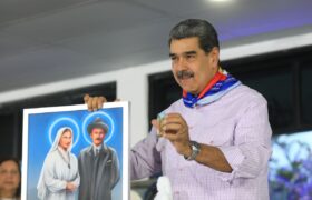 Jefe de Estado recibe símbolos de canonización enviados por papa León XIV
