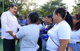 Presidente Maduro destaca avances del Poder Popular durante visita a la Comuna “De Cara al Río” en Petare