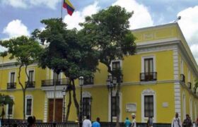 Caracas rechaza las «insolentes» declaraciones de Macron