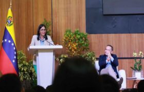 Vicepresidenta Rodríguez a Estados Unidos: “El camino no es enviar barcos para tomar nuestras reservas ni amenazarnos militarmente”