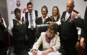 Dimiten ministros del Gobierno ecuatoriano tras derrota de Noboa en consulta popular y referéndum