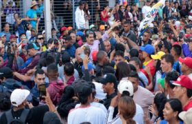 Presidente Nicolás Maduro acompaña a la juventud comunera en marcha en Caracas