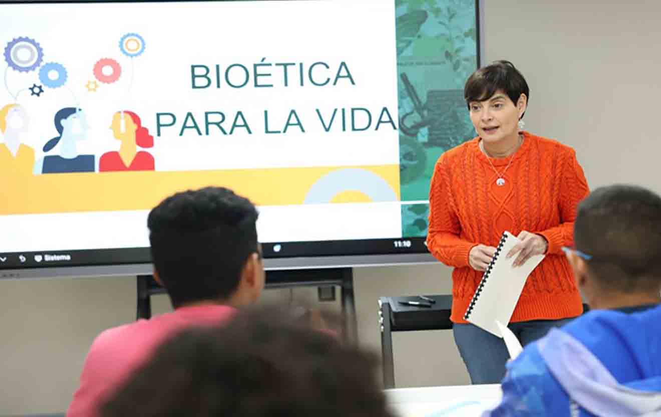 Universidad de las Ciencias ofrece clase magistral sobre bioética y bioseguridad
