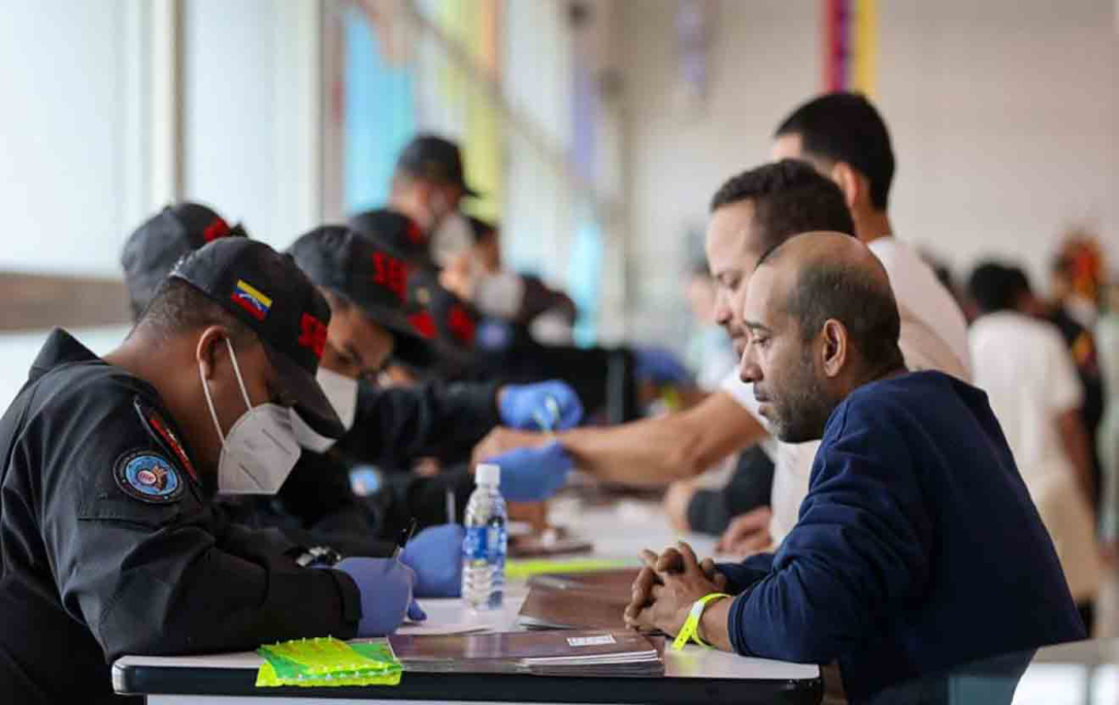 Venezolano deportado relata agresiones sufridas durante su detención en Estados Unidos