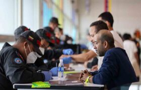 Venezolano denuncia agresiones durante detención en Estados Unidos tras ser deportado