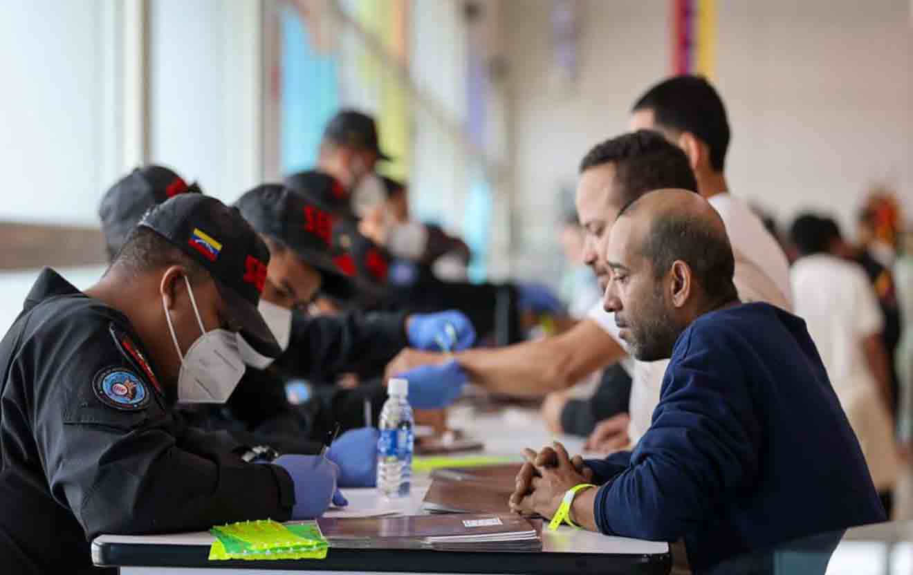 Venezolano deportado relata agresiones sufridas durante su detención en Estados Unidos