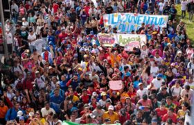 Juventud venezolana marcha en Caracas para celebrar el Día del Estudiante Universitario