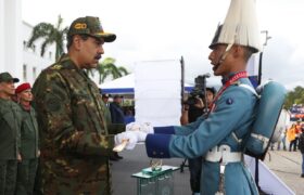 Presidente Maduro recibe la Espada del Perú como símbolo de libertad en su Bicentenario