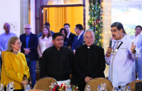 Unen oraciones por la paz de todos los venezonalos durante encuentro en Miraflores