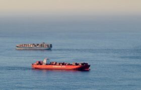EE. UU. intercepta un carguero entre China e Irán y destruye su carga