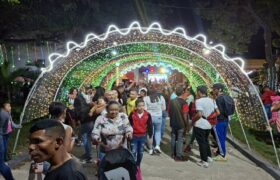 Familias disfrutaron del tradicional encendido de luces en la plaza Ribas de Aragua