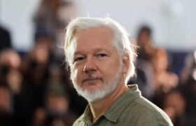 Julián Assange denuncia uso del Nobel de la Paz como «instrumento de guerra» con Machado