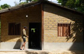 Comunidades de Amazonas reciben recursos para construir viviendas ecológicas