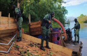 FANB destruye cinco embarcaciones usadas para minería ilegal en Bolívar