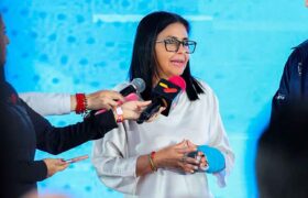 Delcy Rodríguez agradece gestiones de Emir de Catar para obtener la primera fe de vida del presidente Maduro y Cilia Flores