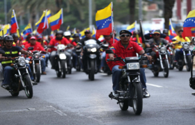 Caballos de hierro recorren calles de Caracas para exigir liberación del presidente Maduro