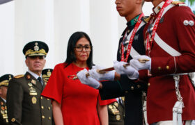 Bastón de Mando, simbólicas insignias de la FANB y réplica de la espada de Bolívar recibió la presidenta (e) Delcy Rodríguez
