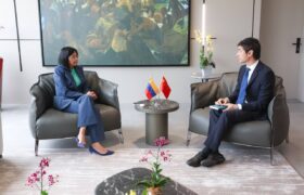 Presidenta Encargada Rodríguez sostuvo encuentro con con el Embajador de la República Popular China en Venezuela, Lan Hu