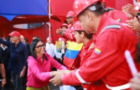 Presidenta Encargada Delcy Rodríguez recibe a la Gran Marcha de la Clase Obrera en respaldo a la Ley de Hidrocarburos