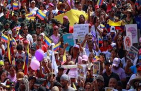 Juventud se moviliza en Caracas para exigir el retorno del presidente Nicolás Maduro y Cilia Flores