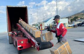 Llega al país primer cargamento de insumos para diálisis tras ataque de EEUU en La Guaira
