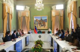 Presidenta Encargada Delcy Rodríguez encabeza reunión con integrantes del Programa para la Convivencia y la Paz