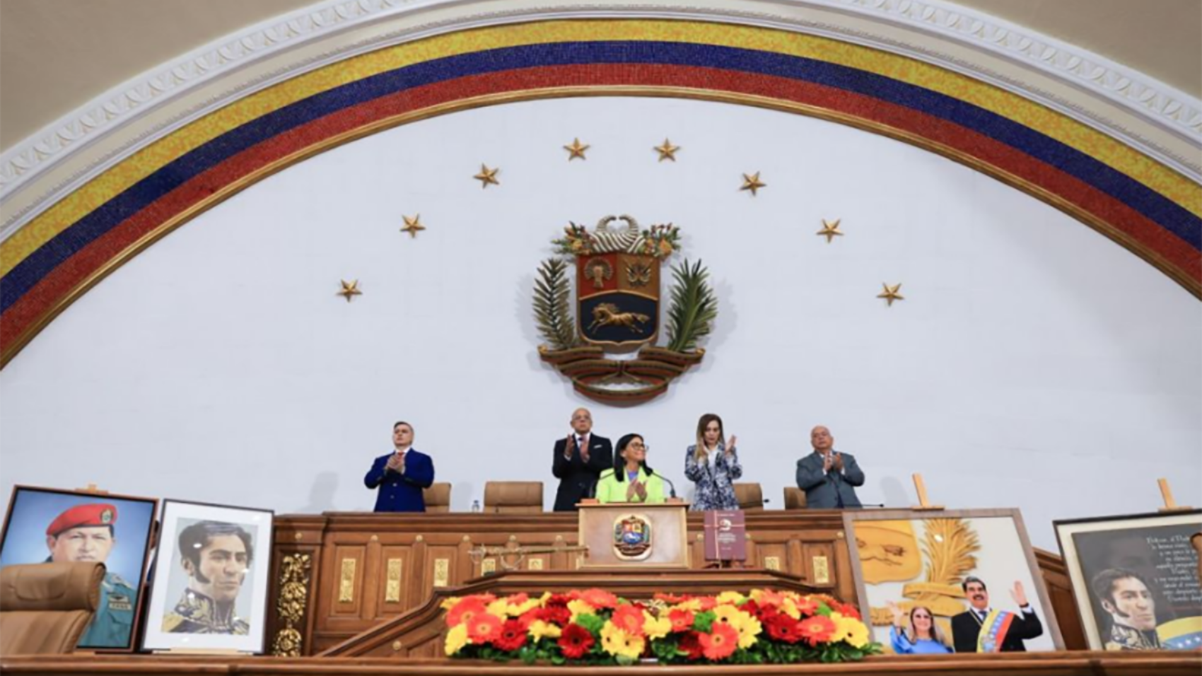 Presidenta encargada entregó propuestas legislativas sobre protección socioeconómica y aceleración de trámites