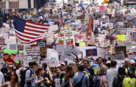Más de 900 ciudades de EEUU marcharon contra «autoritarismo» de Trump