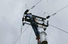Corpoelec optimiza redes eléctricas en la comunidad Los Uvitos de Mérida