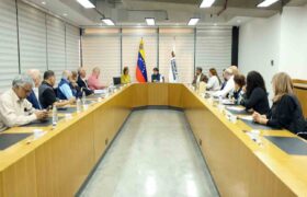 Gobierno y clínicas privadas articulan alianza para fortalecer la atención en salud
