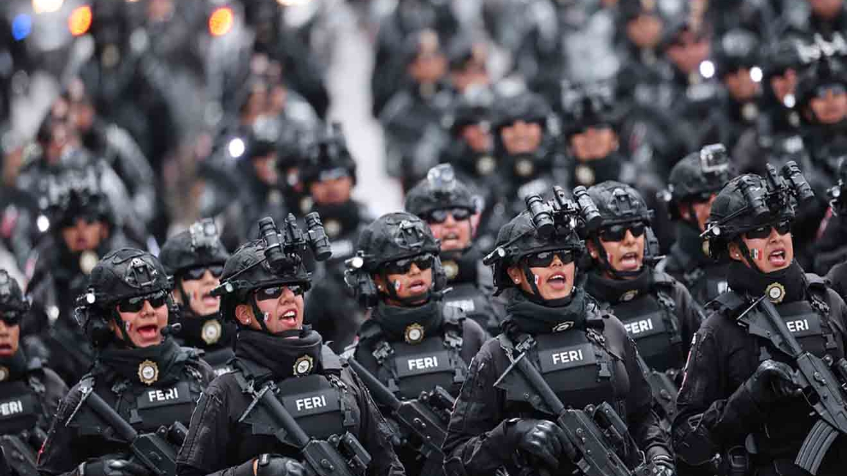 soldados mexicanos armados llegan a
