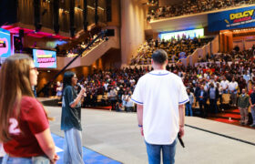 Jóvenes del país respaldan al presidente Maduro y a la primera dama Cilia Flores con aplausos y amor desde el Teatro Teresa Carreño