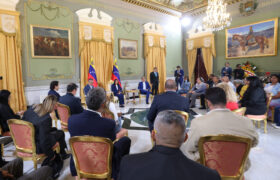 Venezuela denuncia planes externos para «descarrilar» el proceso de convivencia y paz