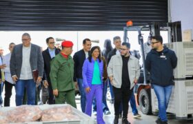 Una jornada productiva en la planta procesadora de Alimentos Río de Oro realiza la presidenta (e) Delcy Rodríguez