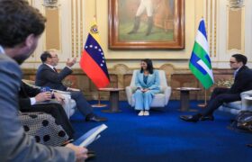 Delcy Rodríguez recibe en Miraflores al presidente de la CAF para fortalecer alianzas
