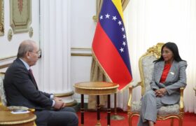 Presidenta encargada recibe a canciller de Jordania, Ayman Hussein Al-Safadi
